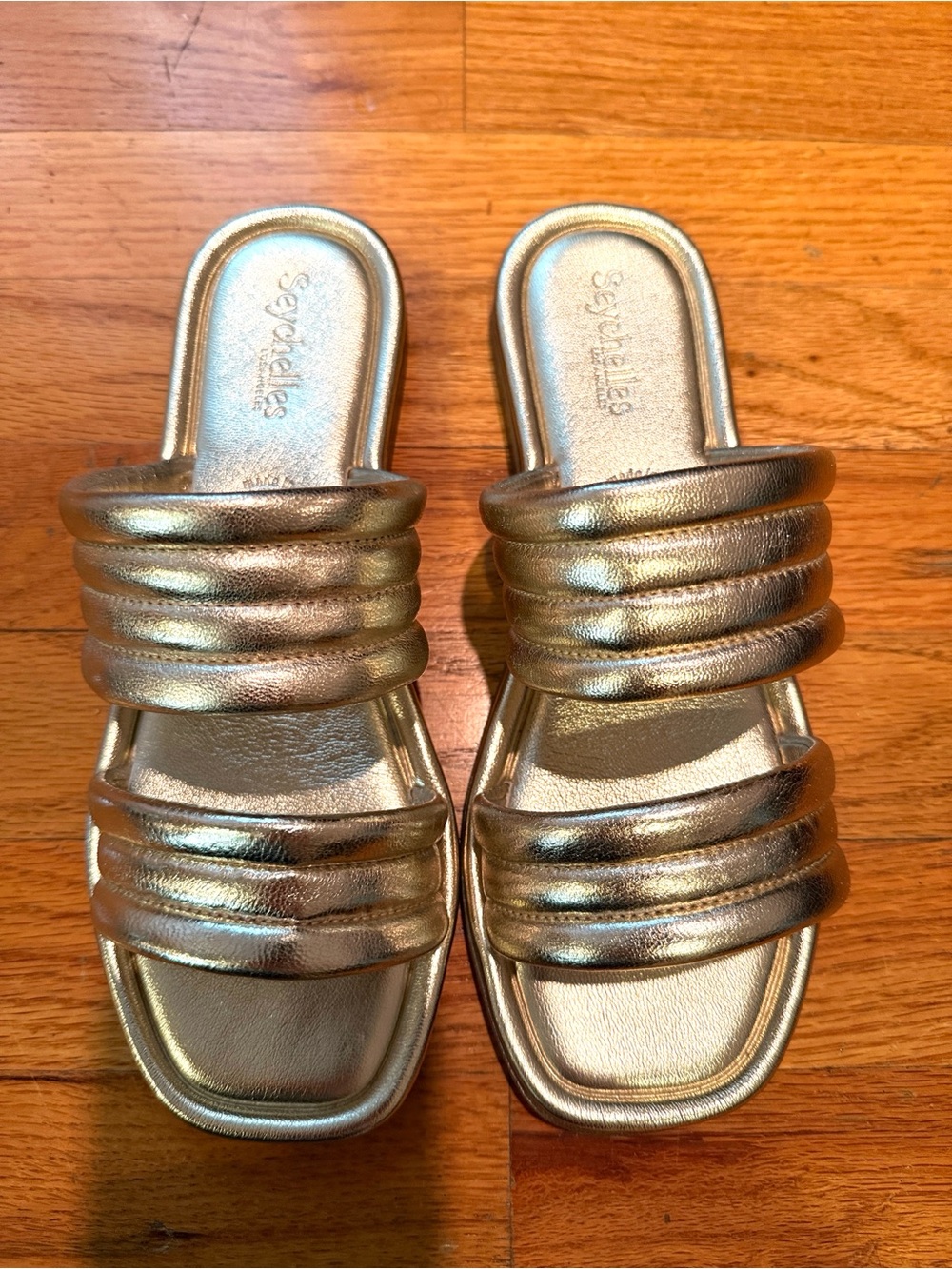 EUC Seychelles Cap May Gold Metallic, size 8.